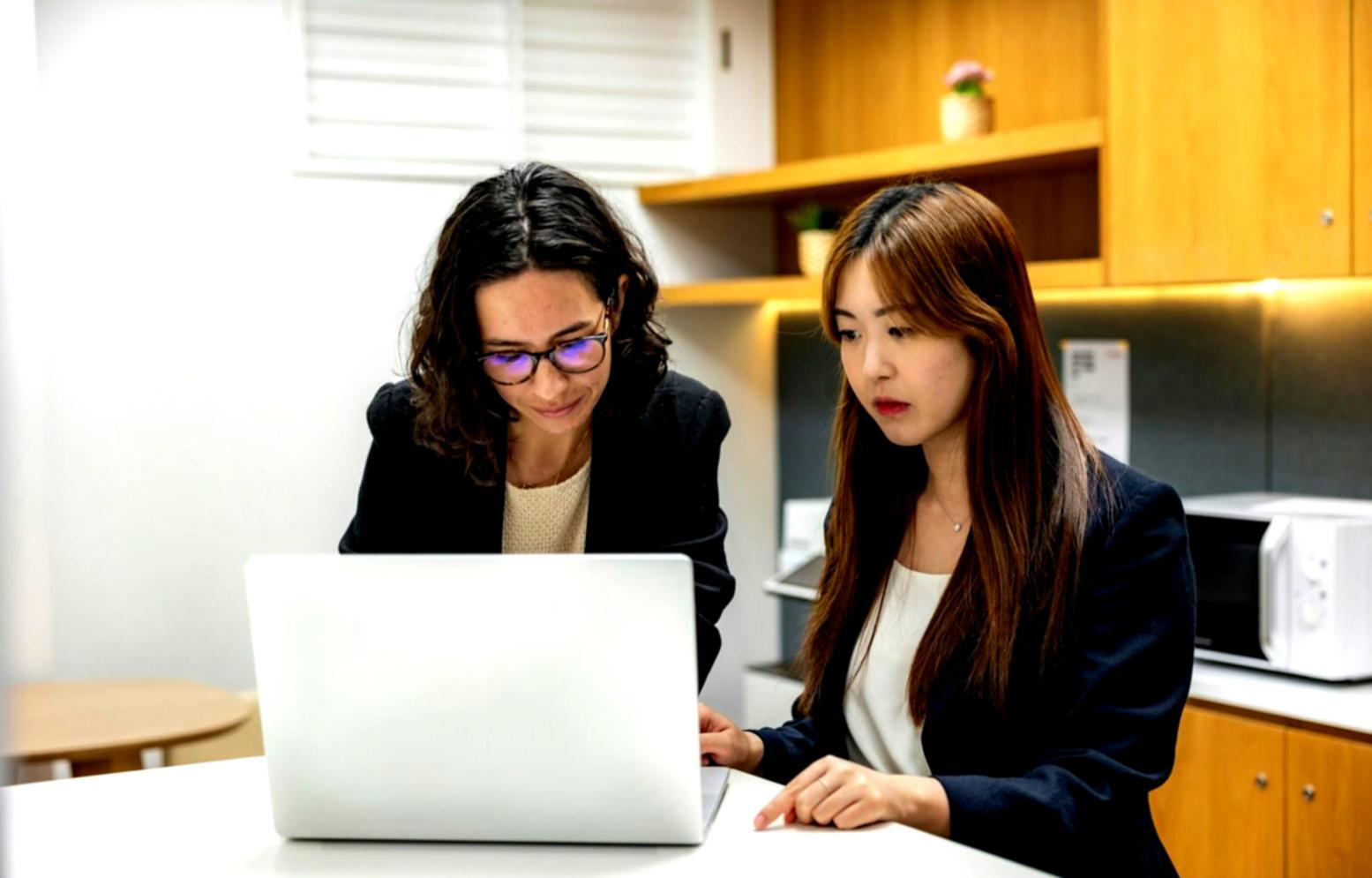Professionnels analysant des données financières